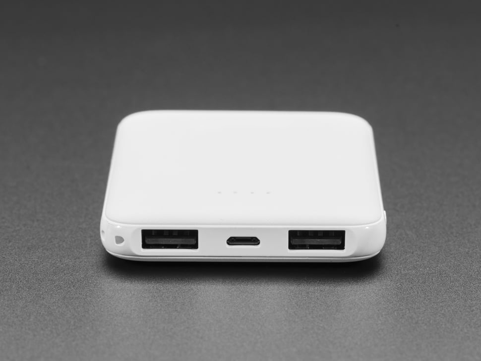 Kompakte Leistungsbank mit 5000 mAh Lithium-Ionen-Akku und zwei USB-A-Ausgängen zu je 2,1 A