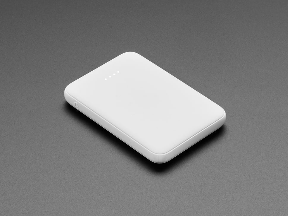 Kompakte Leistungsbank mit 5000 mAh Lithium-Ionen-Akku und zwei USB-A-Ausgängen zu je 2,1 A