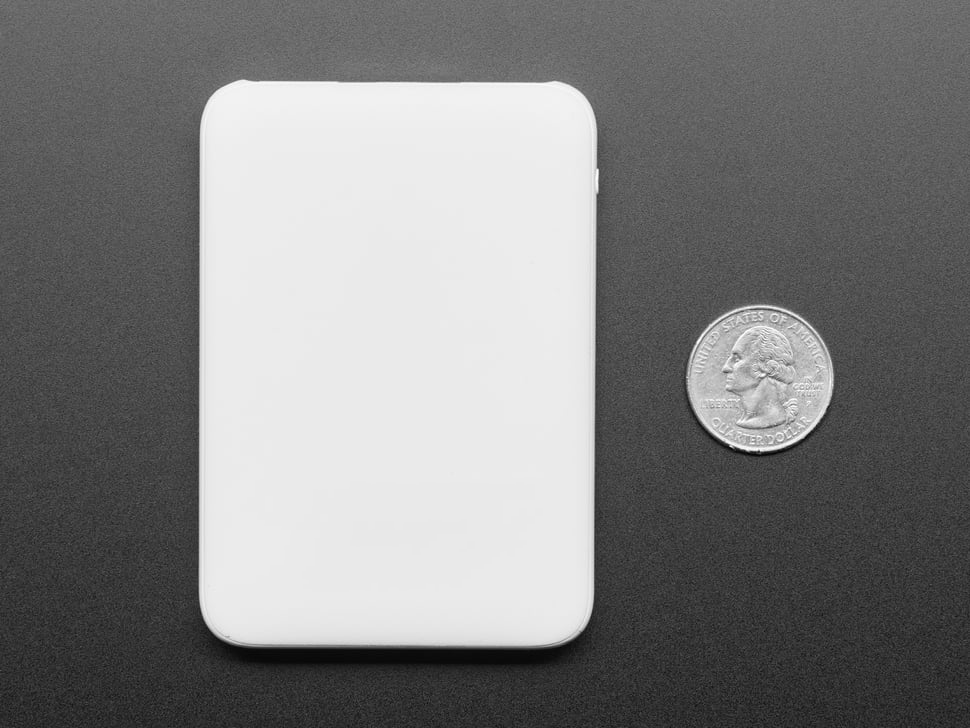 Kompakte Leistungsbank mit 5000 mAh Lithium-Ionen-Akku und zwei USB-A-Ausgängen zu je 2,1 A